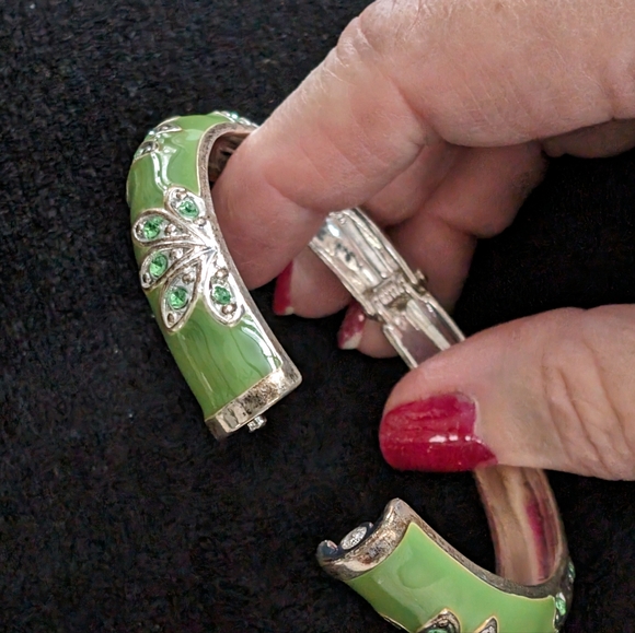 Silver and green Enamel bangle - Picture 4 of 5